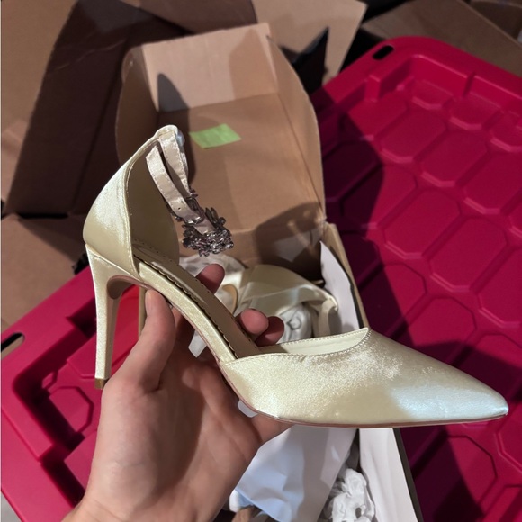 Journee Collection Cream Heels with Floral Accent - Picture 14 of 15